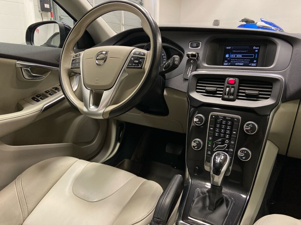 Volvo V40 2017 Musta