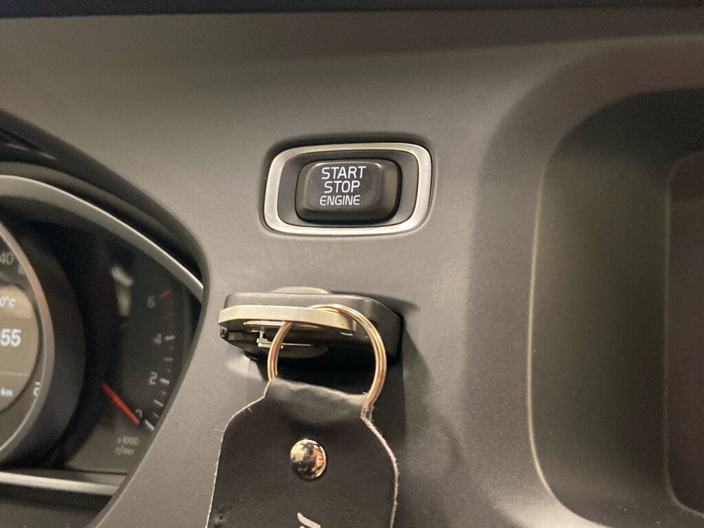 Volvo V40 2017 Musta