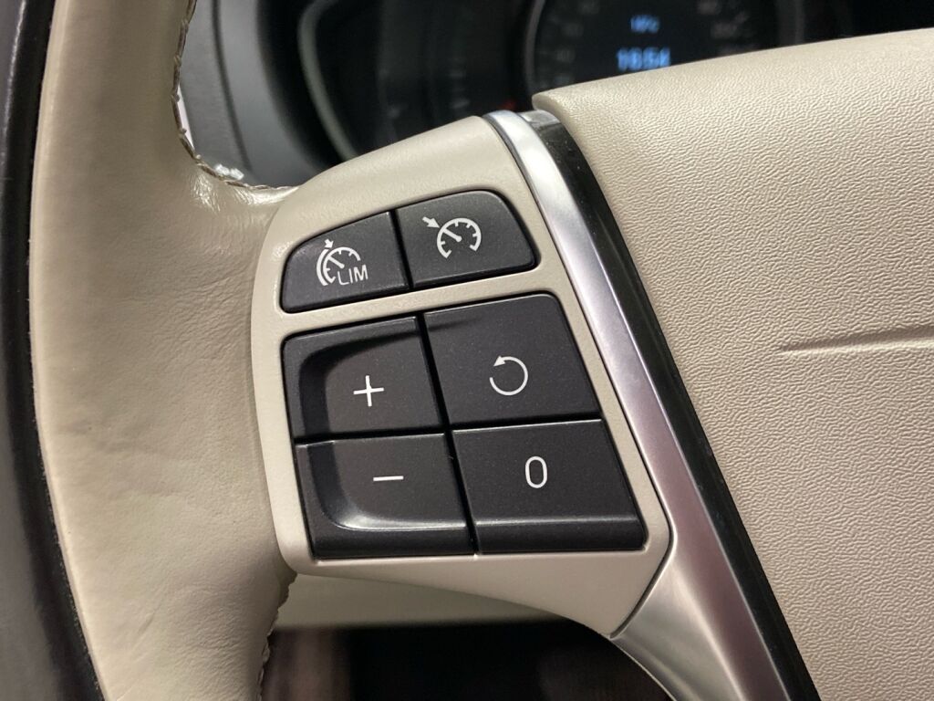 Volvo V40 2017 Musta