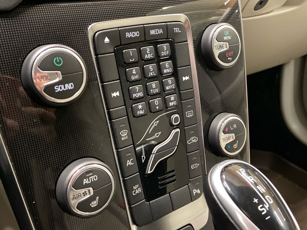 Volvo V40 2017 Musta