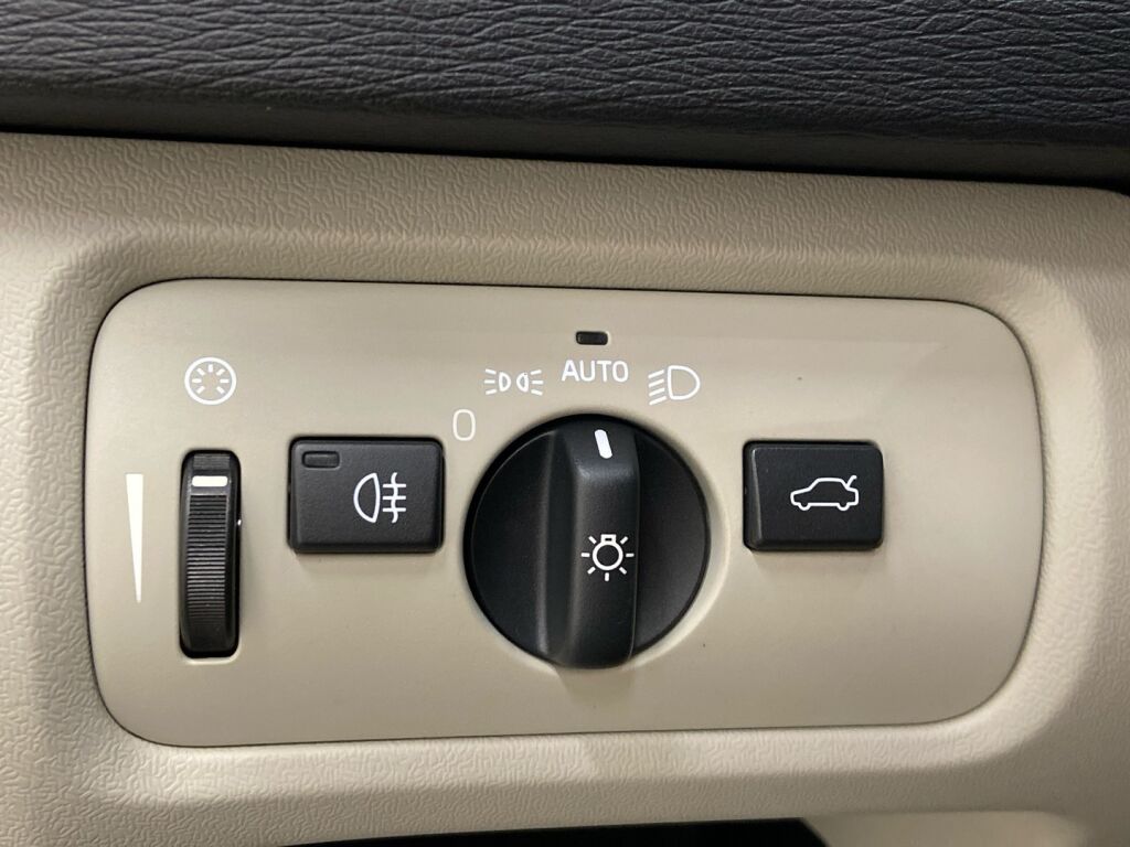 Volvo V40 2017 Musta