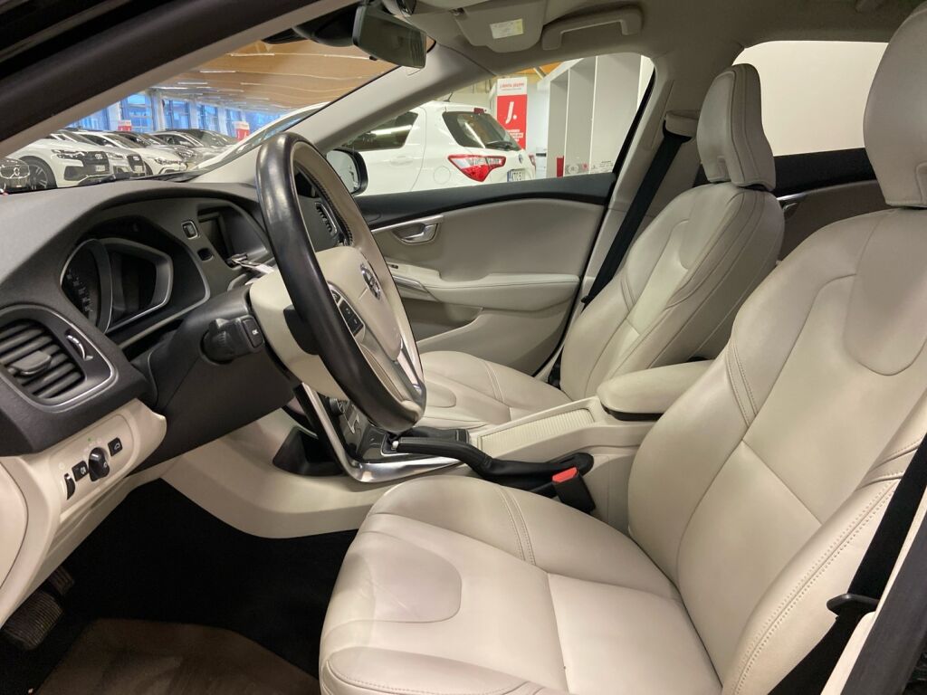 Volvo V40 2017 Musta