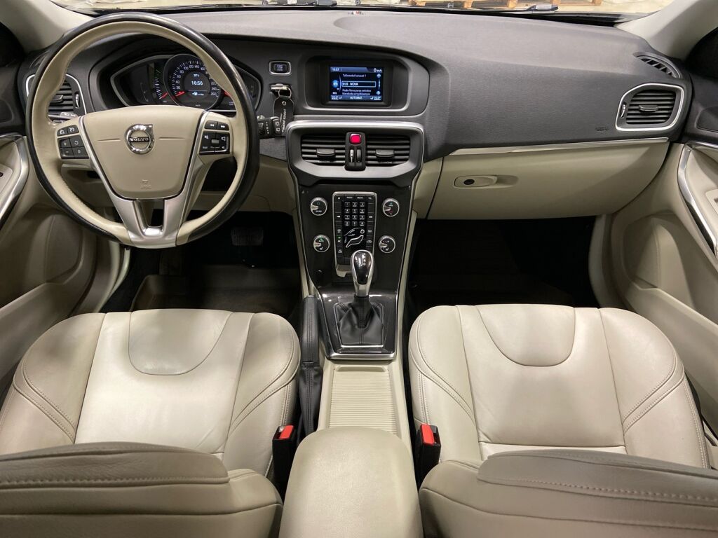 Volvo V40 2017 Musta