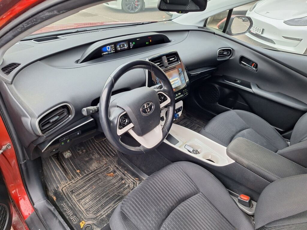 Toyota Prius 2016 Punainen