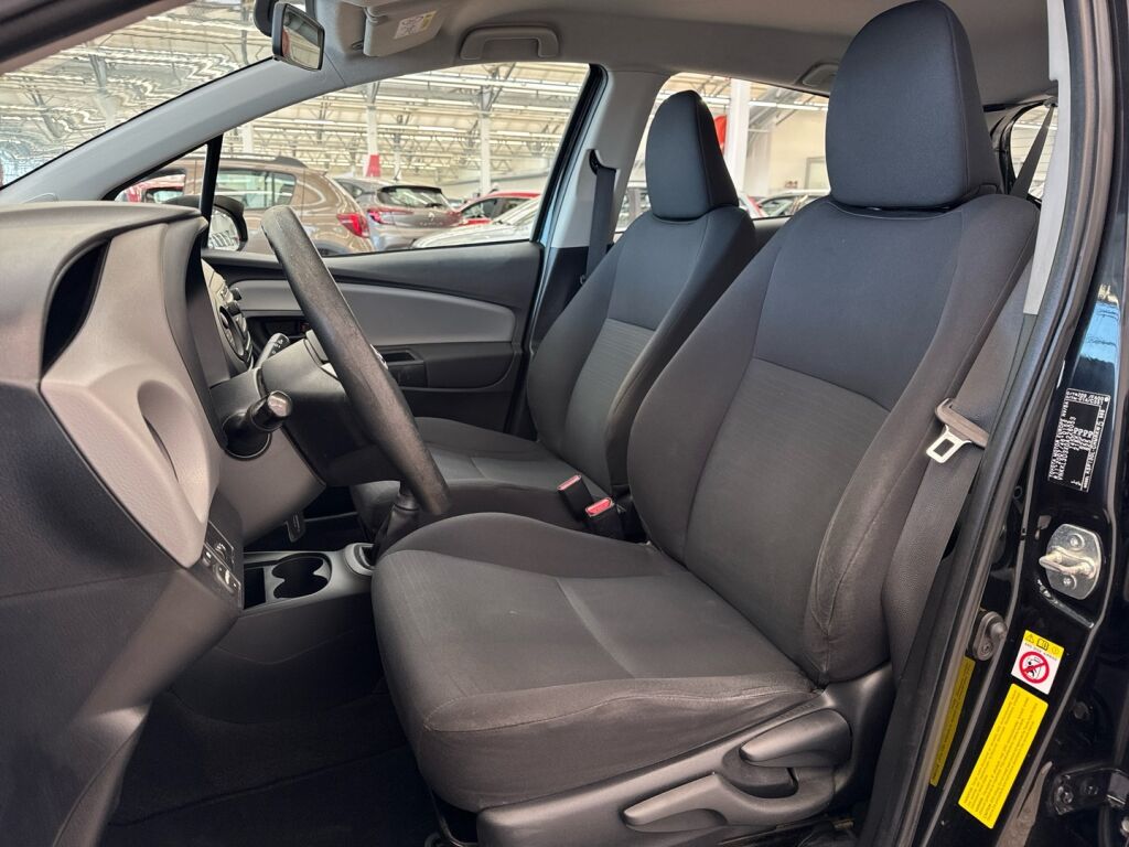 Toyota Yaris 2016 Musta