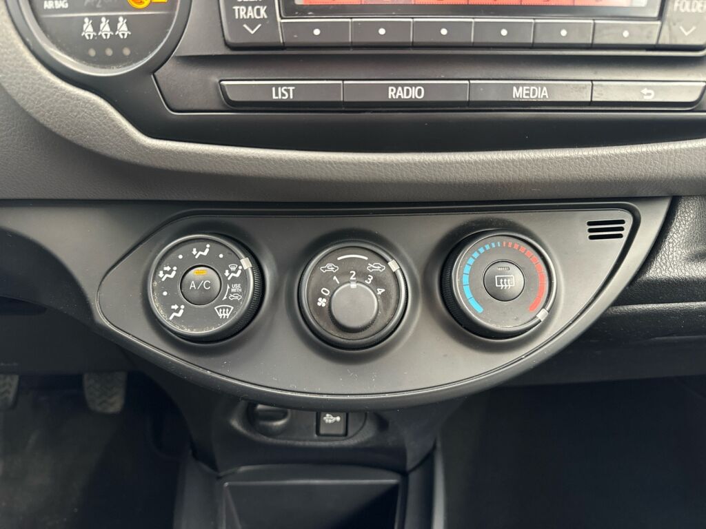 Toyota Yaris 2016 Musta