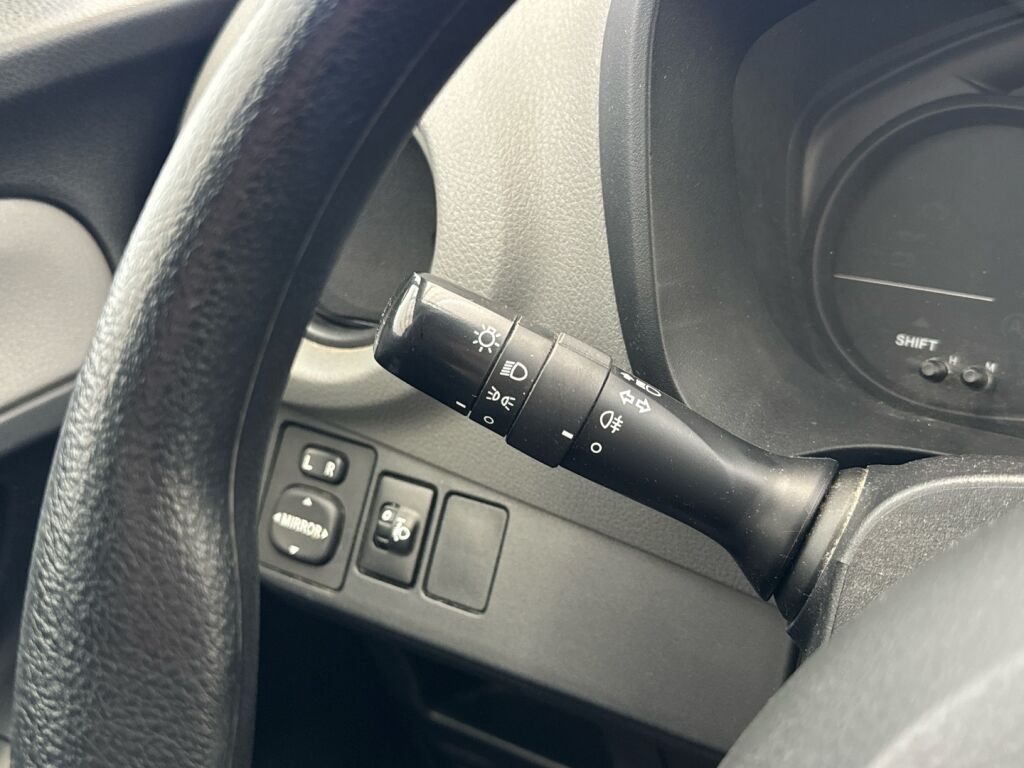 Toyota Yaris 2016 Musta