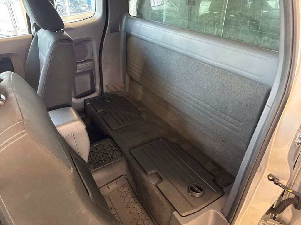 Ford Ranger 2017 Metallinhohto Hopea (Moondust Silver)