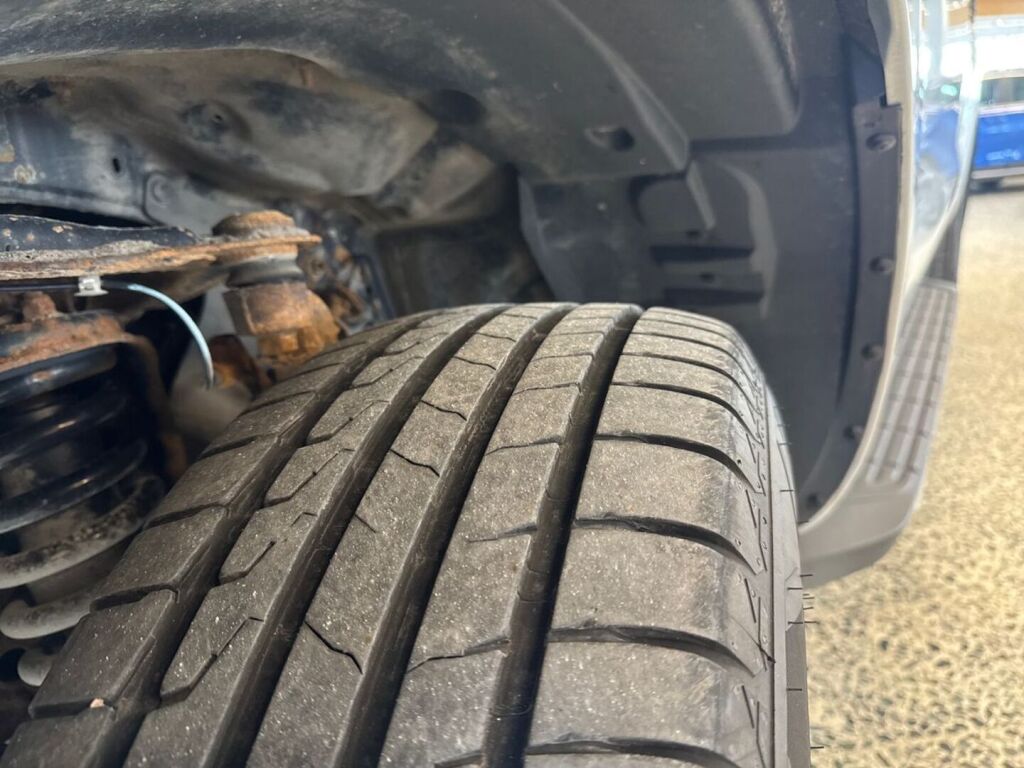 Ford Ranger 2017 Metallinhohto Hopea (Moondust Silver)