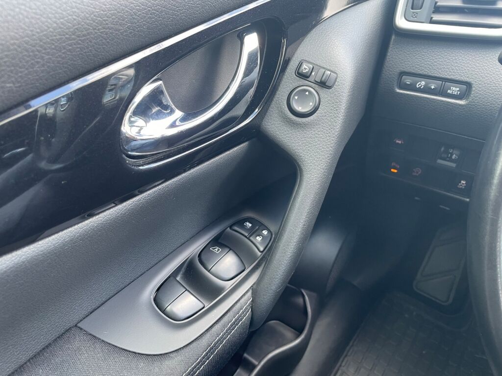 Nissan Qashqai 2017 Punainen