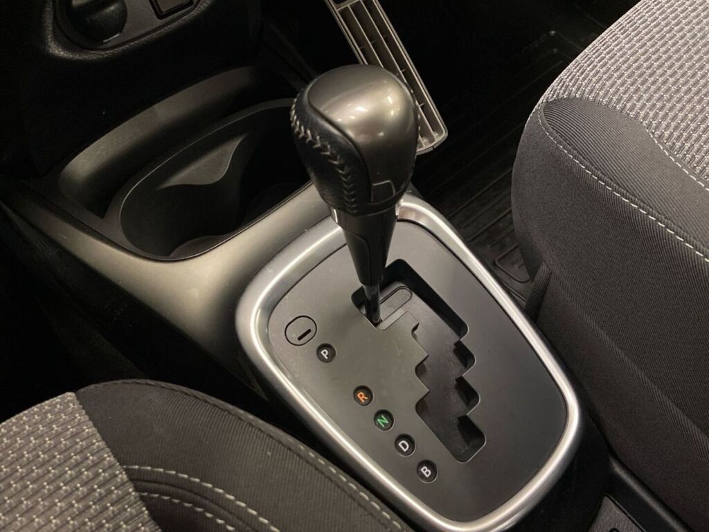 Toyota Yaris 2016 Musta