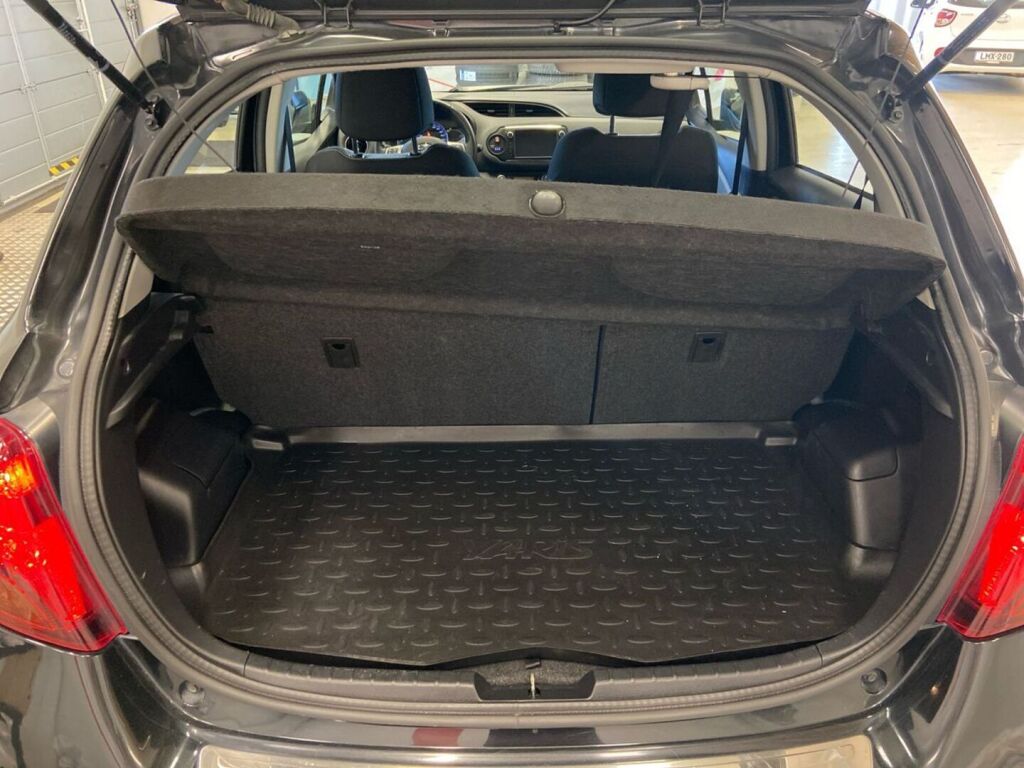 Toyota Yaris 2016 Musta