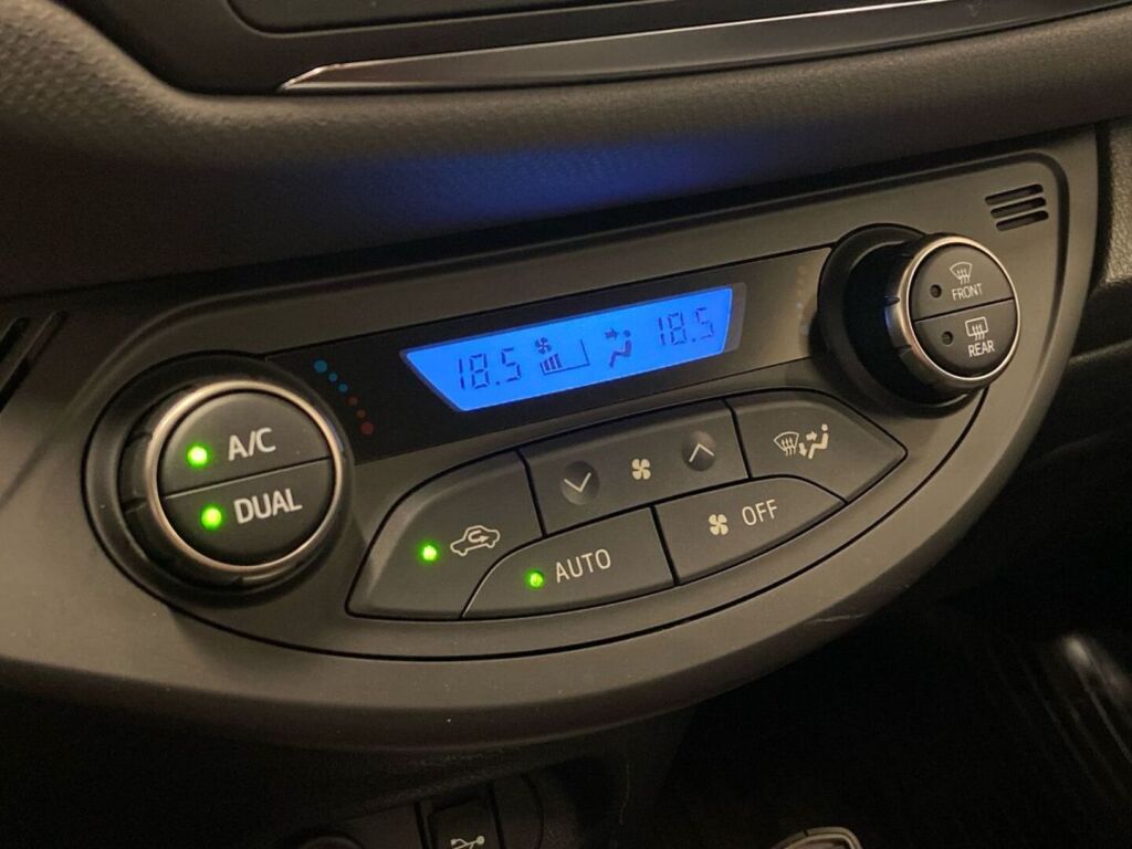 Toyota Yaris 2016 Musta