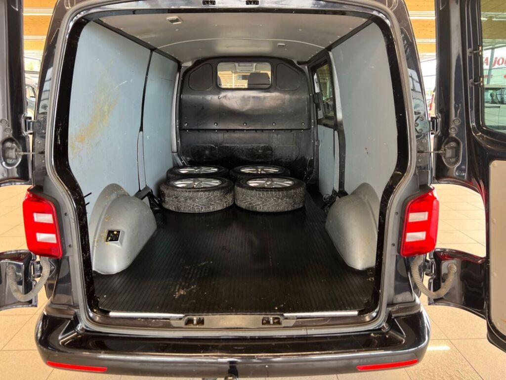 Volkswagen Transporter 2017 Musta
