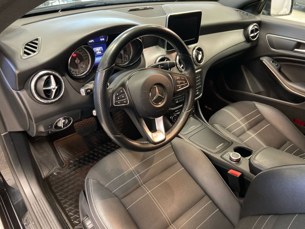 Mercedes-Benz CLA 2015 Musta