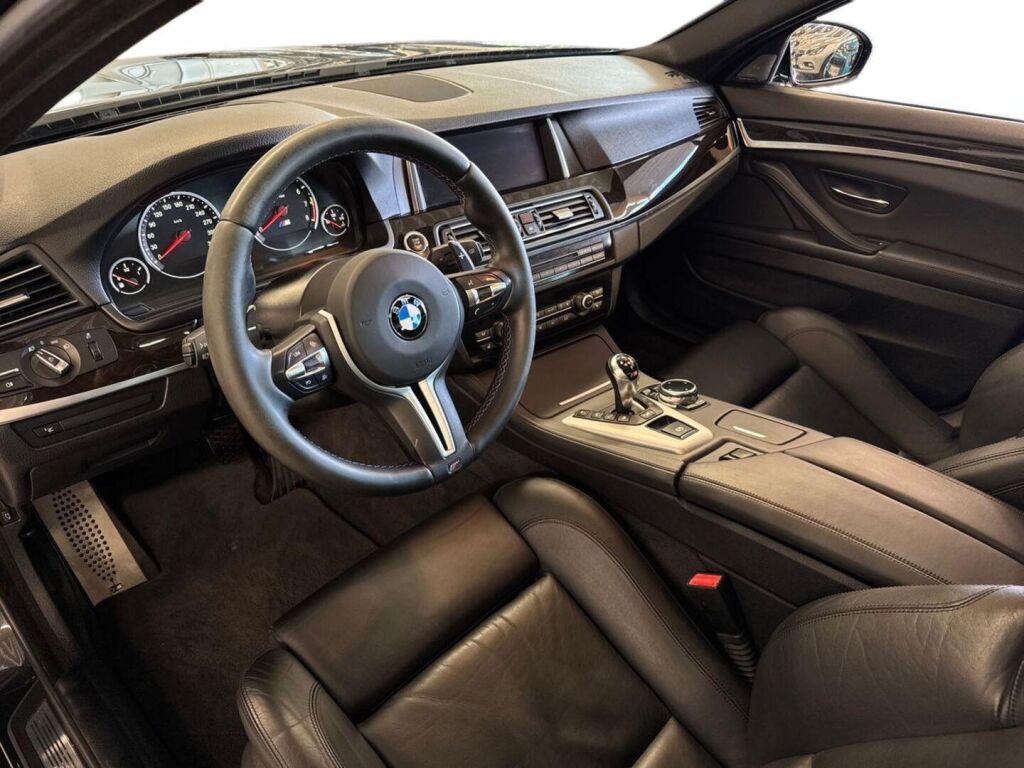BMW M5 2013 Musta