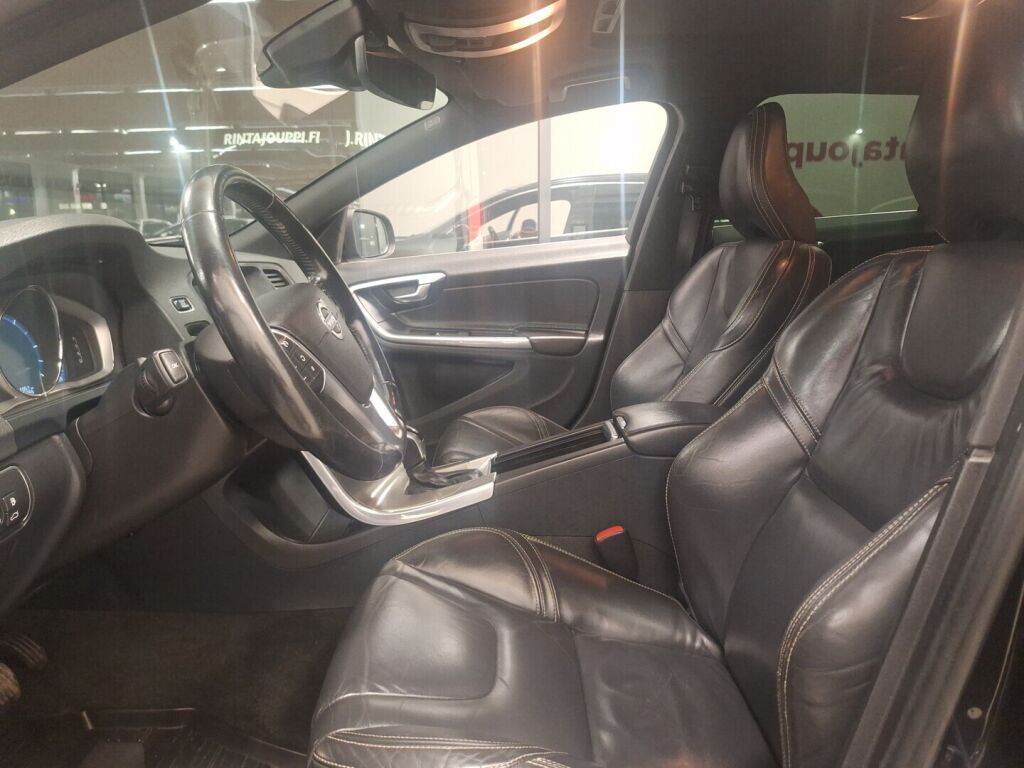 Volvo V60 2014 Musta