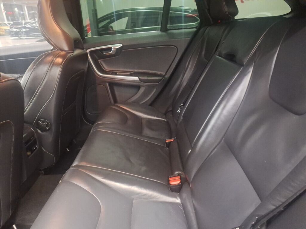 Volvo V60 2014 Musta