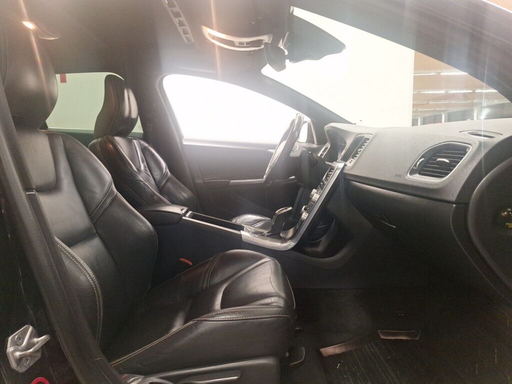 Volvo V60 2014 Musta