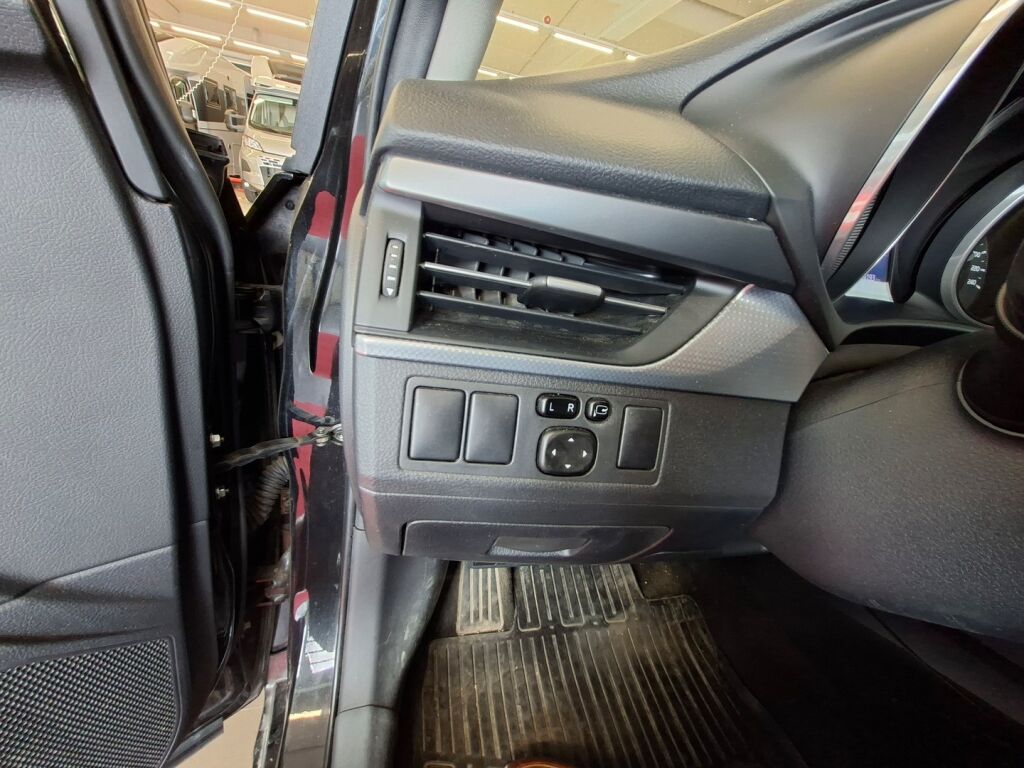 Toyota Avensis 2018 Musta