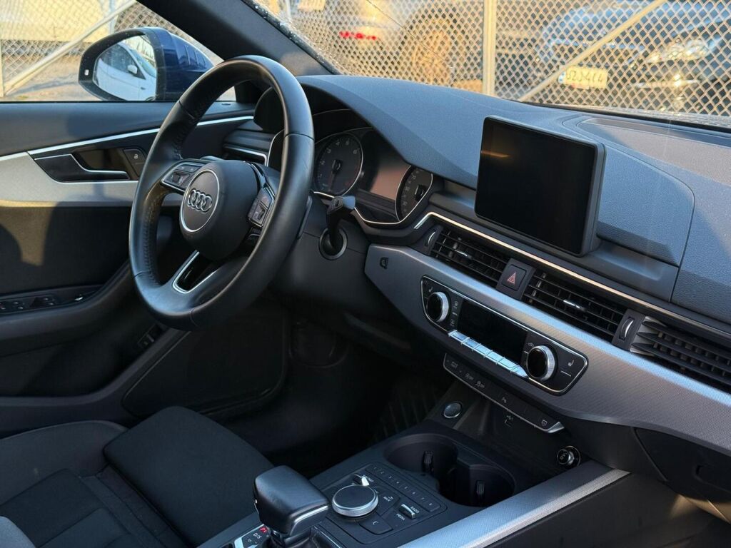 Audi A4 2018 Sininen