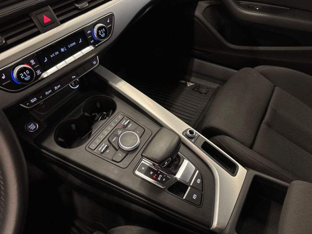 Audi A4 2018 Sininen