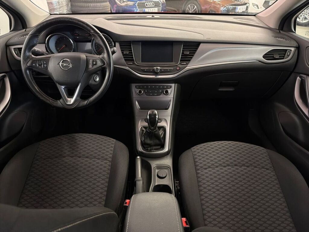 Opel Astra 2017 Punainen