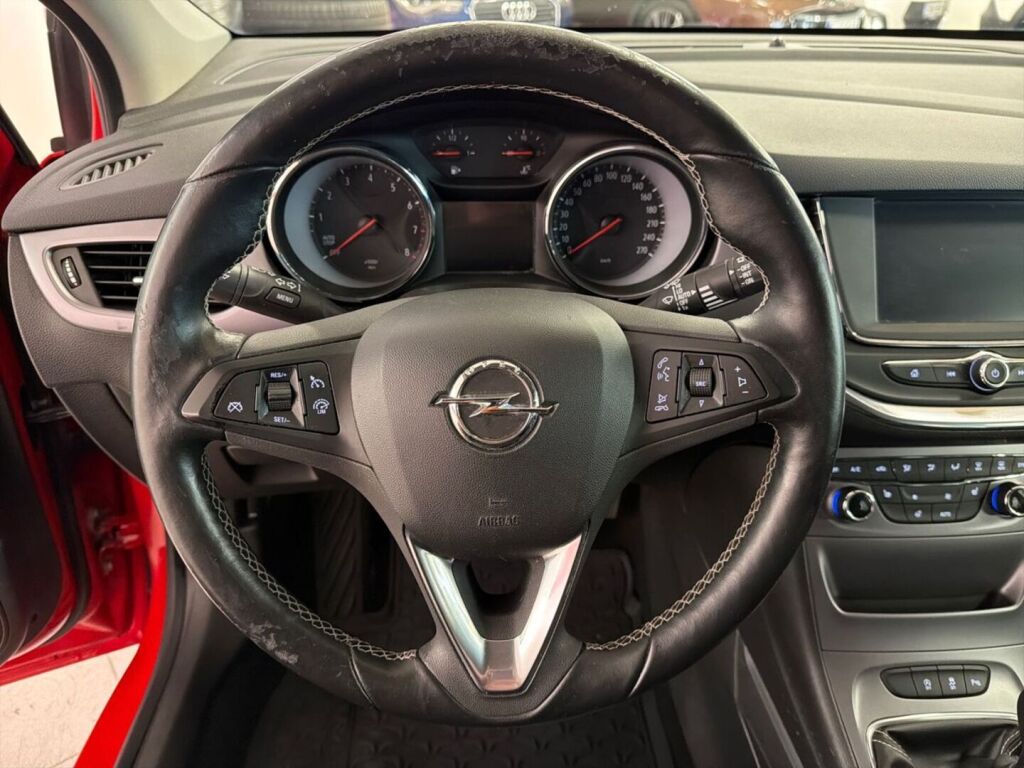 Opel Astra 2017 Punainen