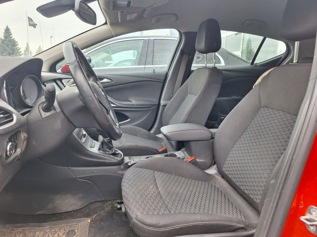 Opel Astra 2017 Punainen