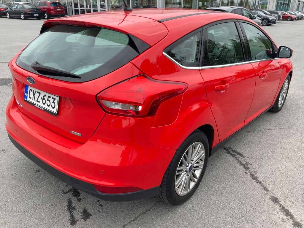 Ford Focus 2018 Punainen (Race Red)