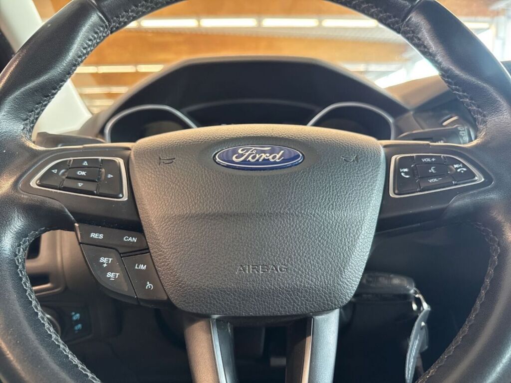 Ford Focus 2018 Punainen (Race Red)
