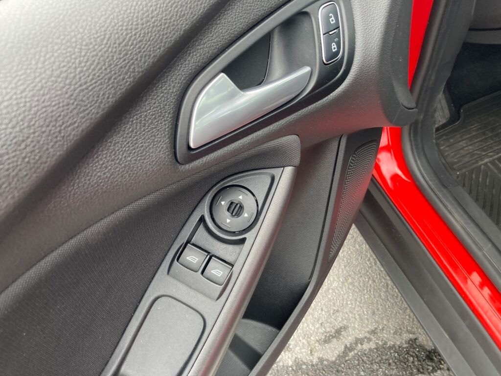 Ford Focus 2018 Punainen (Race Red)