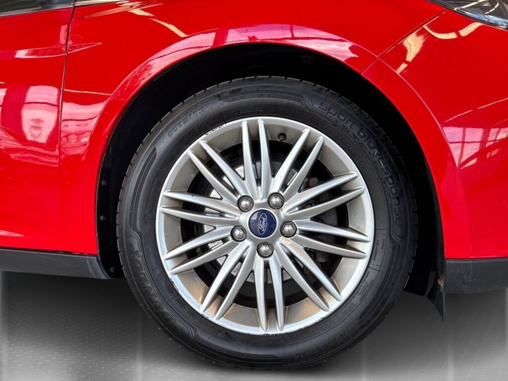 Ford Focus 2018 Punainen (Race Red)