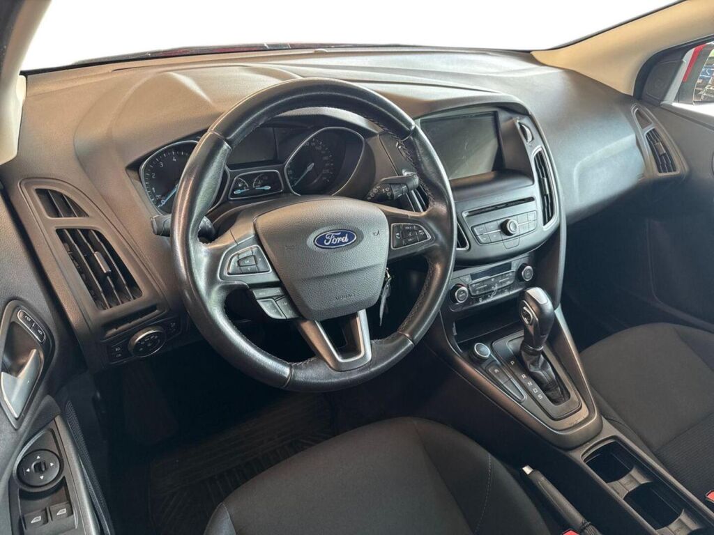 Ford Focus 2018 Punainen (Race Red)
