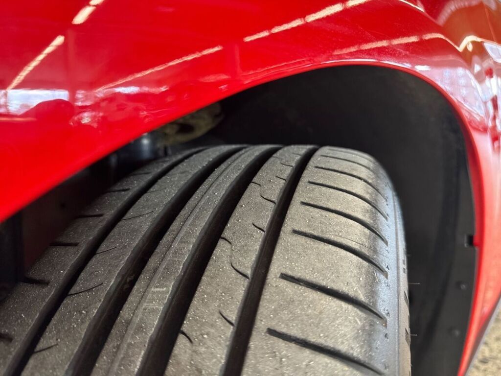 Ford Focus 2018 Punainen (Race Red)