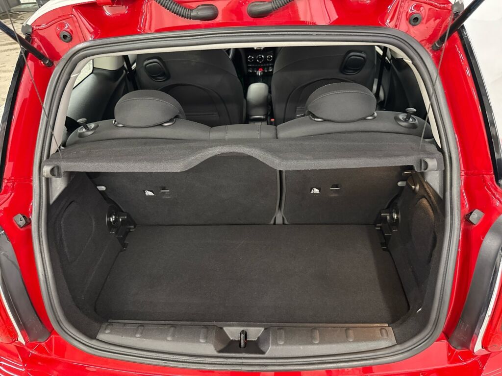 Mini Hatchback 2017 Punainen