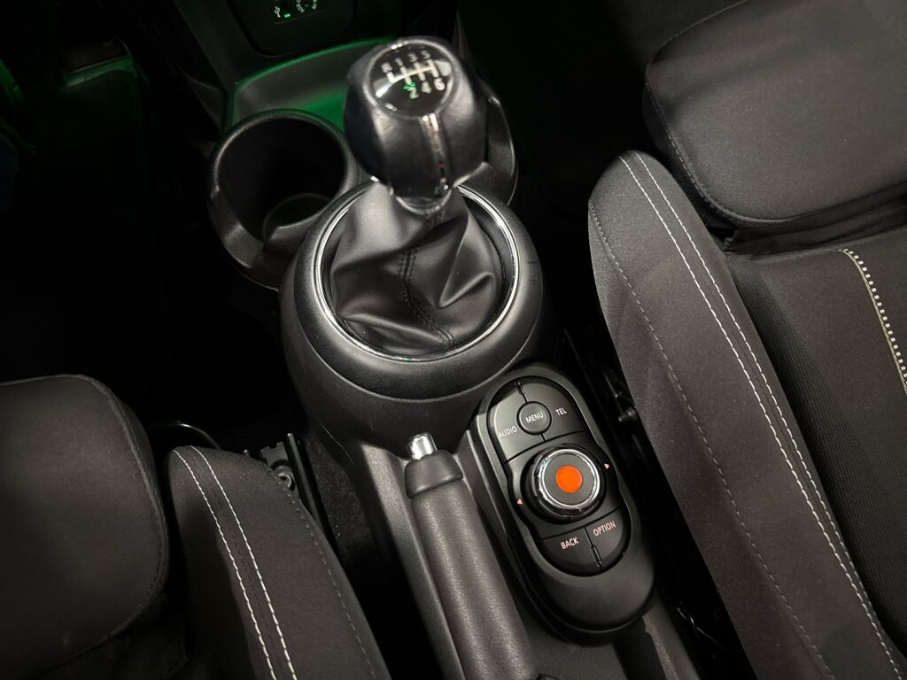 Mini Hatchback 2017 Punainen