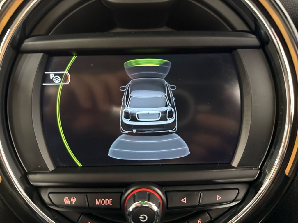 Mini Hatchback 2017 Punainen