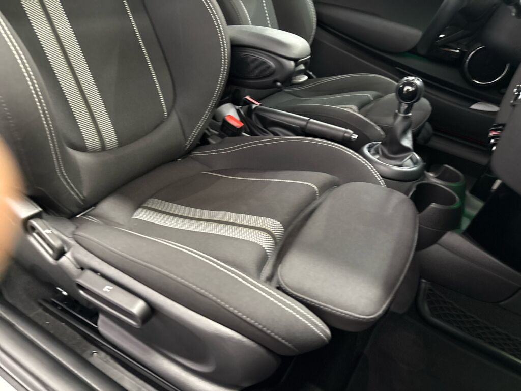 Mini Hatchback 2017 Punainen