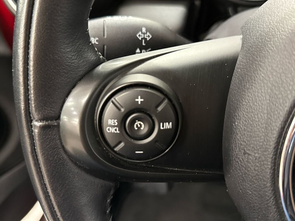 Mini Hatchback 2017 Punainen