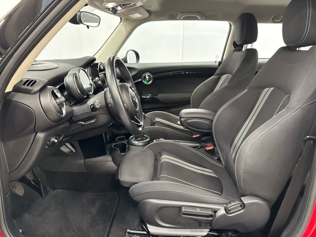 Mini Hatchback 2017 Punainen