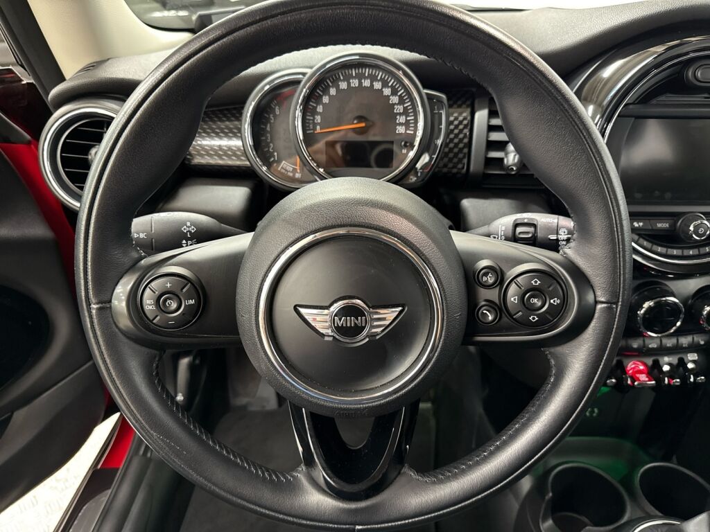 Mini Hatchback 2017 Punainen