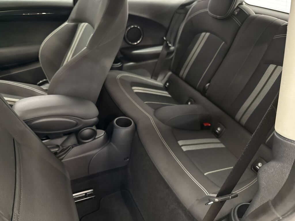 Mini Hatchback 2017 Punainen