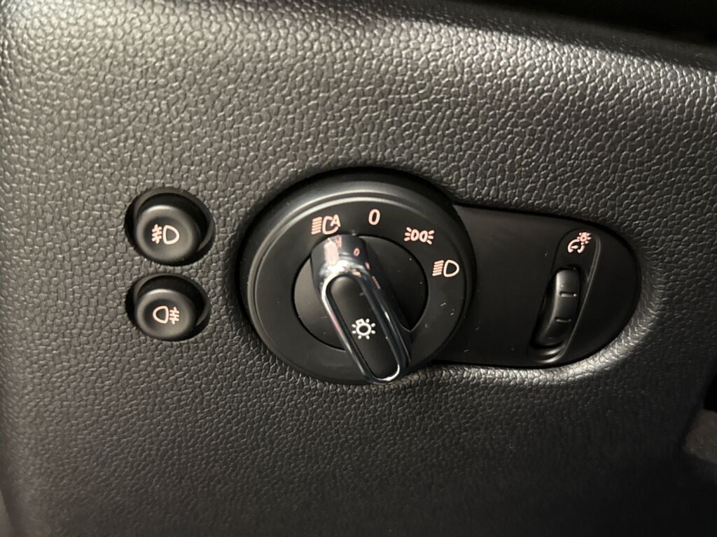 Mini Hatchback 2017 Punainen