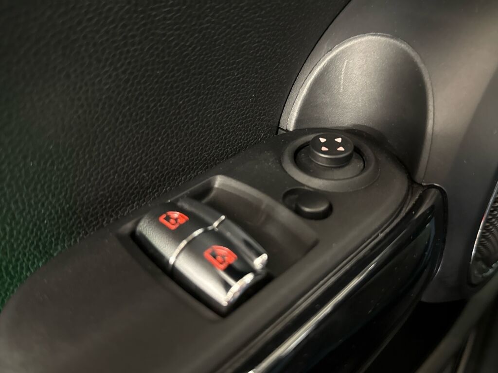 Mini Hatchback 2017 Punainen