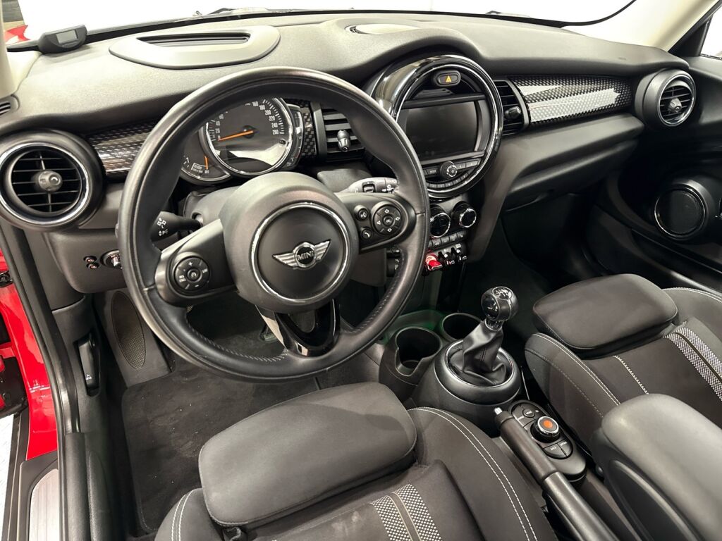 Mini Hatchback 2017 Punainen