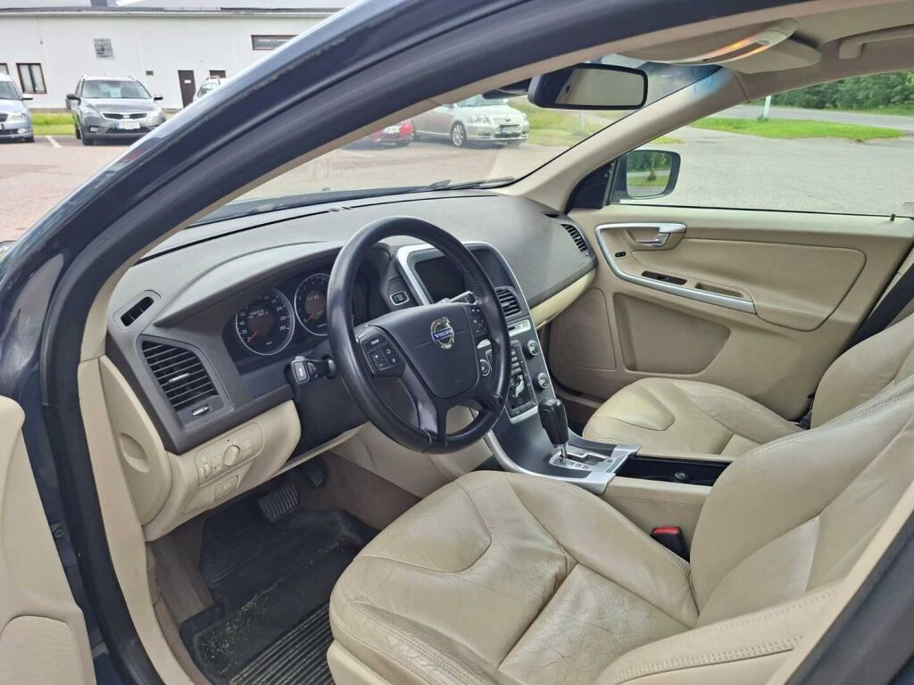 Volvo XC60 2011 Ruskea (beige)