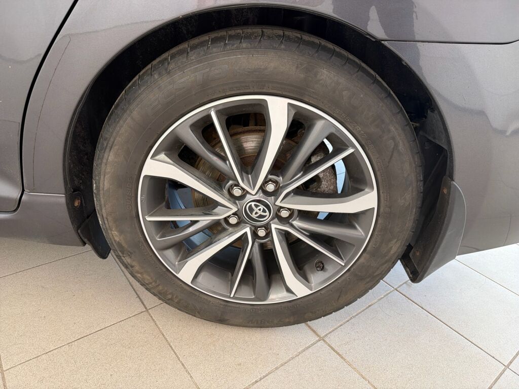 Toyota Avensis 2017 Harmaa