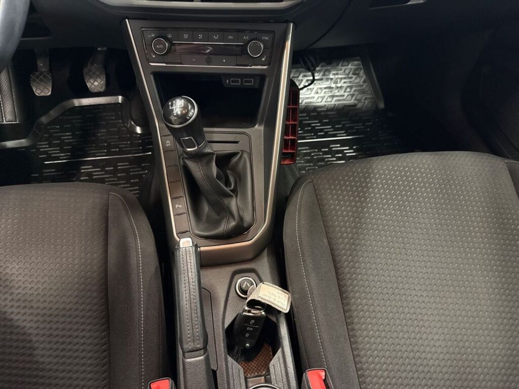 Volkswagen Polo 2018 Musta