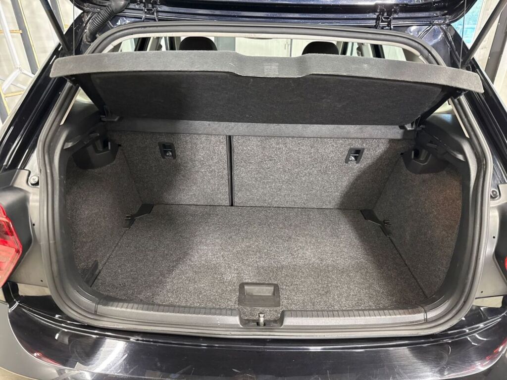 Volkswagen Polo 2018 Musta